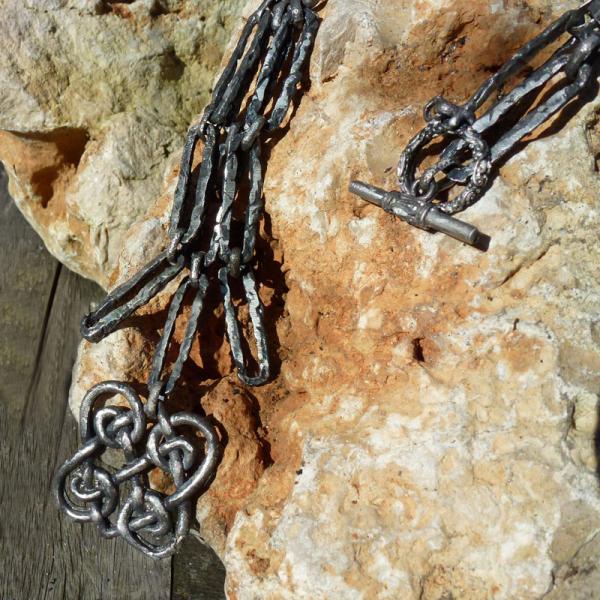 handgearbeitete Lariat Kette mit keltischem Knoten